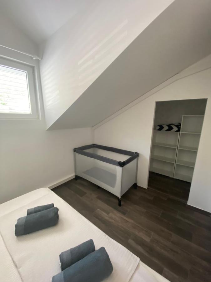 Guesthouse Ruza Sobra Apartments In The Attic Of The House Exteriör bild