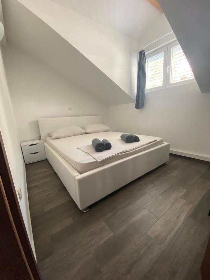 Guesthouse Ruza Sobra Apartments In The Attic Of The House Exteriör bild
