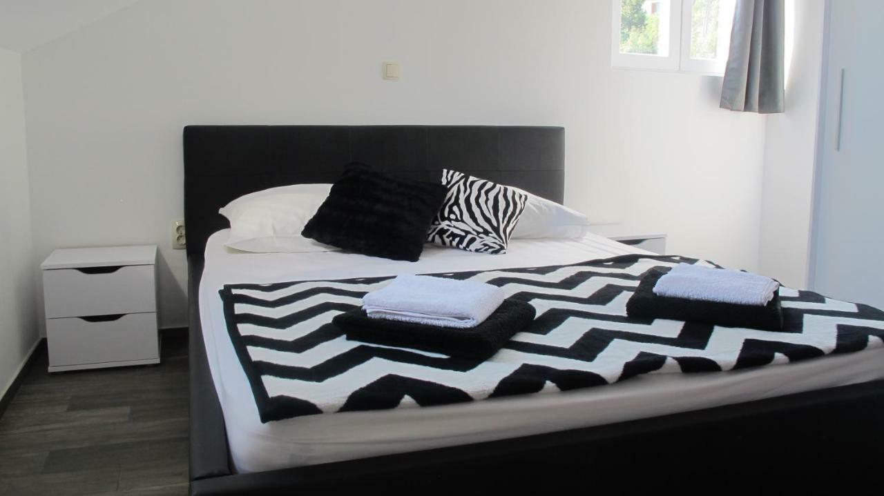 Guesthouse Ruza Sobra Apartments In The Attic Of The House Exteriör bild