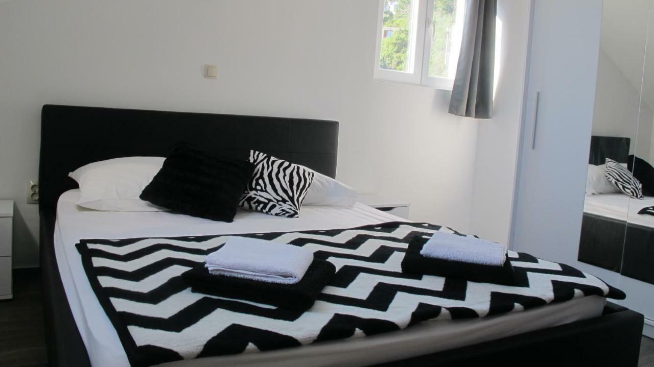 Guesthouse Ruza Sobra Apartments In The Attic Of The House Exteriör bild