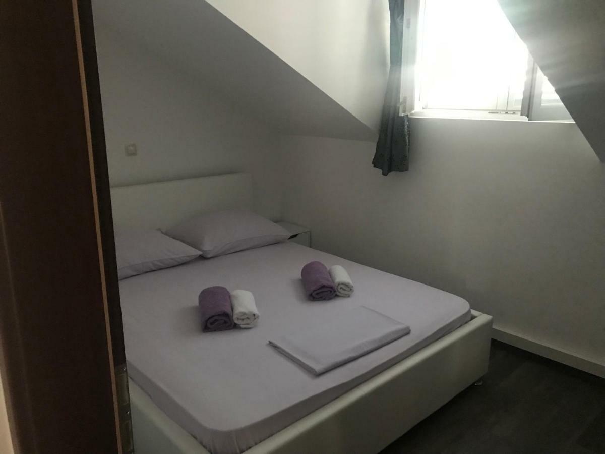 Guesthouse Ruza Sobra Apartments In The Attic Of The House Exteriör bild