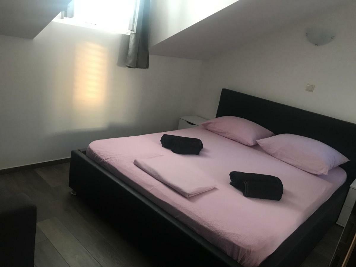 Guesthouse Ruza Sobra Apartments In The Attic Of The House Exteriör bild